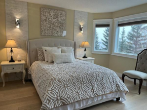 Modern and Cozy Room with City skyline View